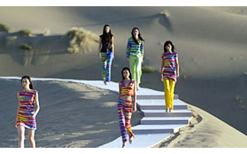 敦煌鸣沙山上演时装秀 T台搭在沙丘上