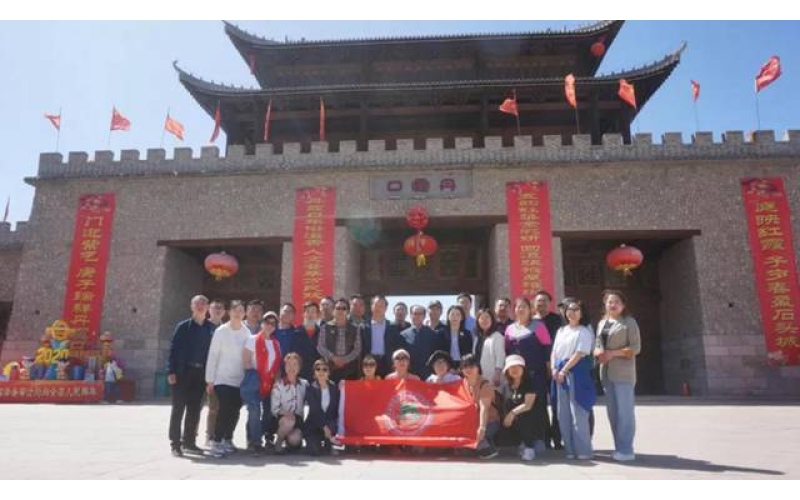 董事长当导游 推广张掖丹霞口旅游度假小镇